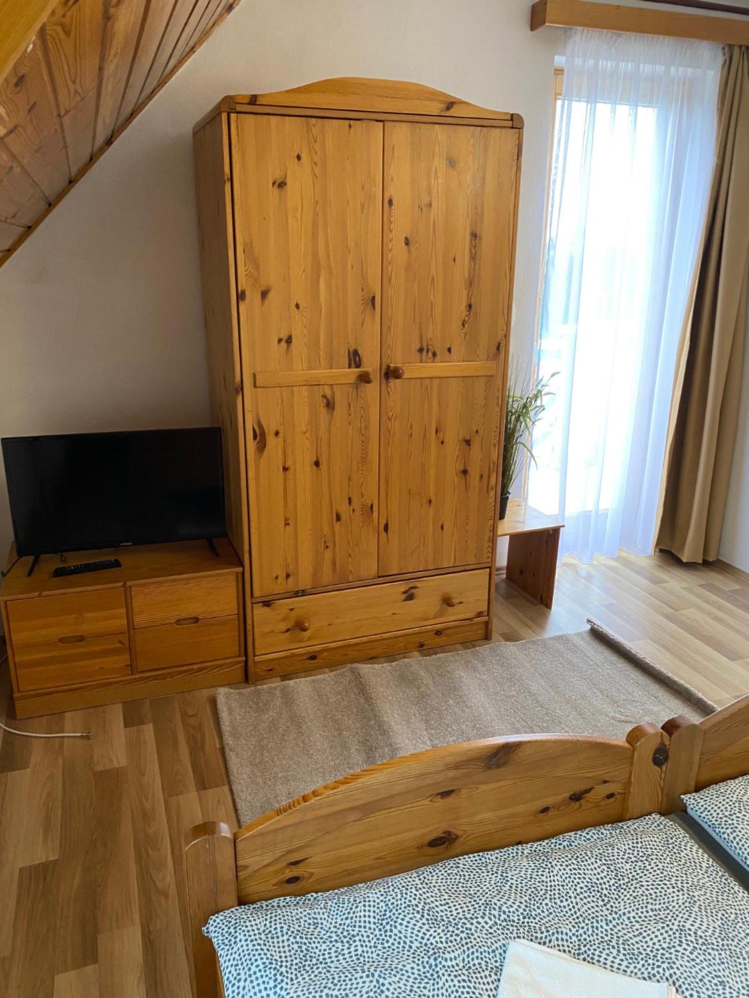 פוניארצוושהג' Global Apartmanhaz מראה חיצוני תמונה